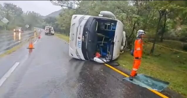 A la espera de las investigaciones, se maneja, inicialmente, la hipótesis de que el conductor del vehículo perdió la estabilidad de vehículo de transporte público por la baja visibilidad que da el mal tiempo que vive por estos días varias zonas del país.