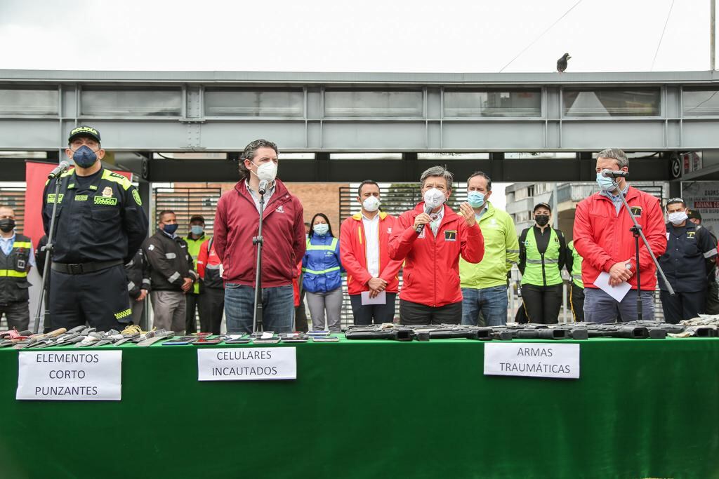 Alcaldesa Claudia López en compañía del comandante de la Policía Metropolitana de Bogotá, general Eliécer Camacho y el secretario de Seguridad, Aníbal Fernández de Soto.