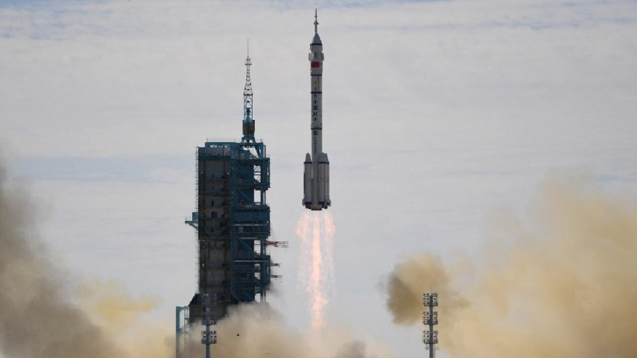 Es la primera misión espacial tripulada china desde hace cinco años y sus integrantes permanecerán en órbita tres meses.