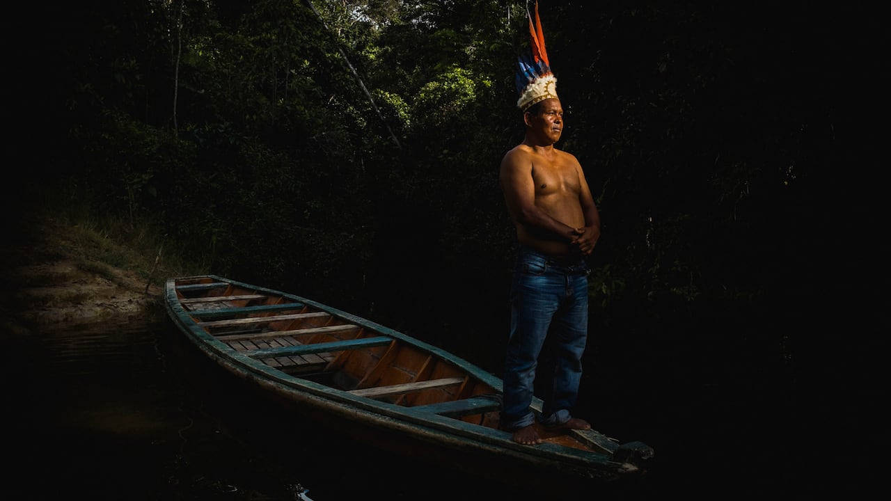 Llega a la orilla, deja la balsa en el borde y se trepa sobre el borde frente al último resquicio de sol. El día de pesca ha terminado para Ramiro, miembro de la comunidad Ticuna de San Pedro de los Lagos.