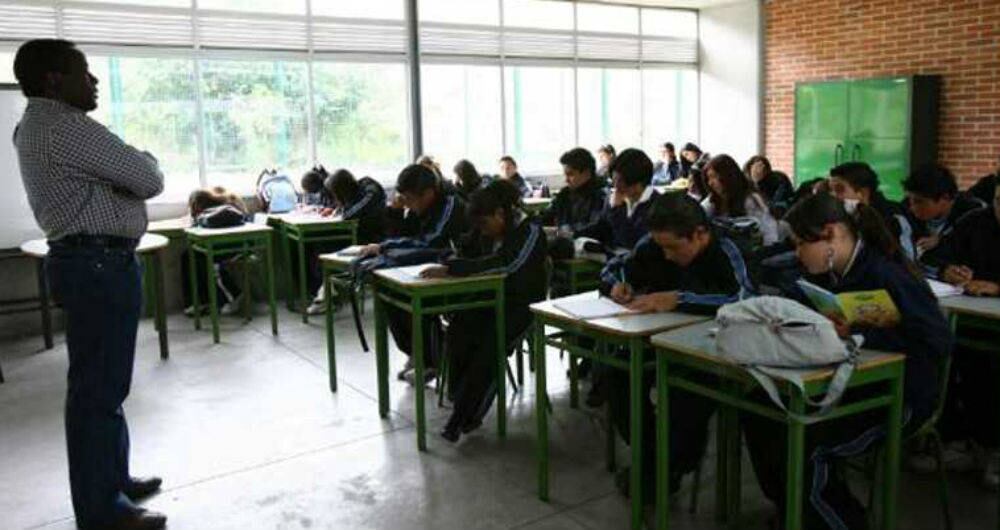 Algunos colegios ya restringen el uso de celulares en sus manuales de convivencia.