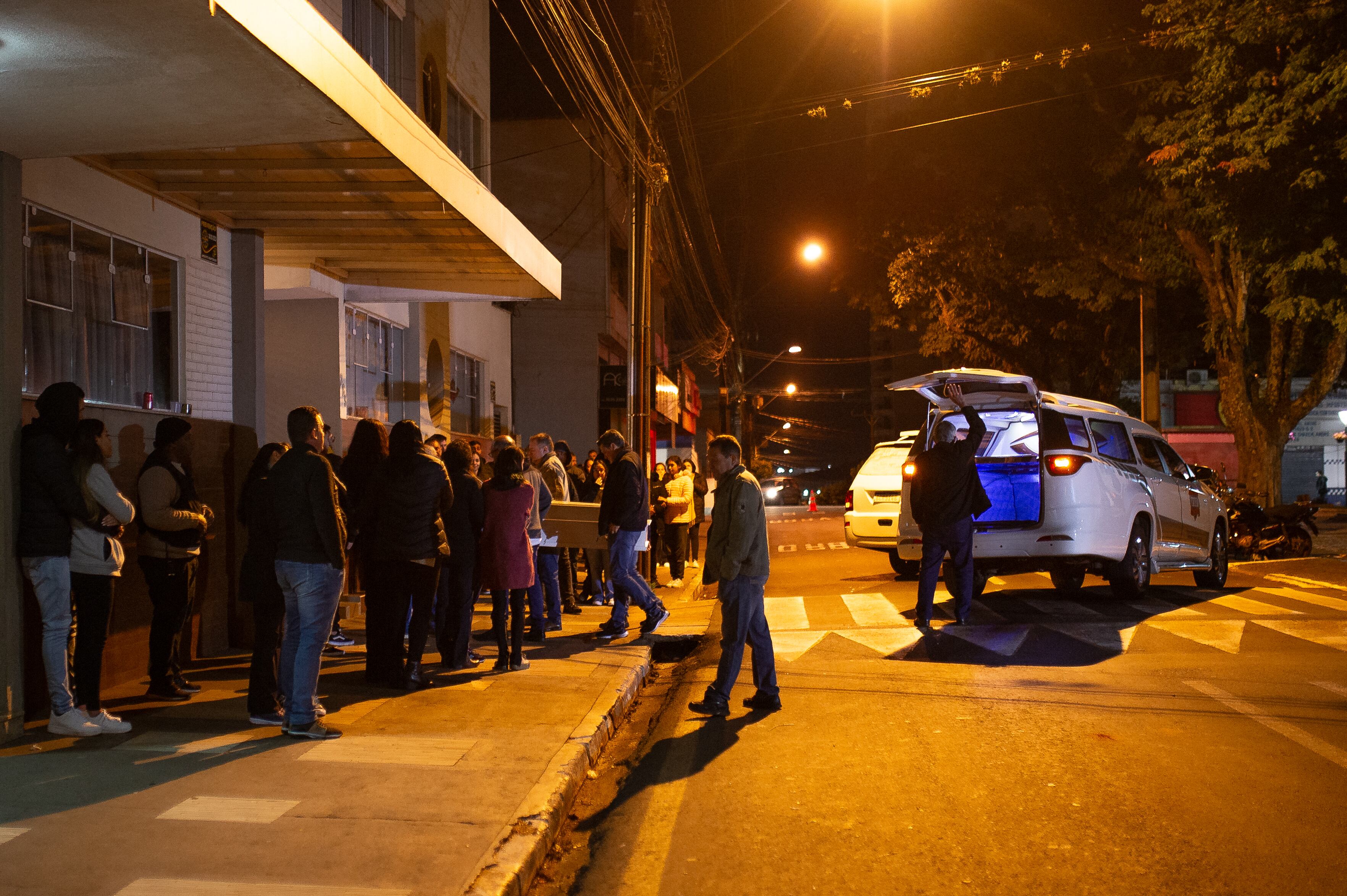 Familiares y amigos de la estudiante asesinada durante un ataque armado contra la Escuela Estatal Professora Helena Kolody asisten a su velorio en Cambe, estado de Paraná, Brasil, el 19 de junio de 2023. Un joven de 16 años murió el martes tras recibir un disparo de un pistolero. quien abrió fuego en una escuela en el sur de Brasil, elevando a dos el número de muertos por el ataque, dijeron las autoridades. La segunda víctima murió en el hospital por falla orgánica múltiple, luego de recibir un disparo el lunes en una escuela primaria y secundaria en el municipio de Londrina, dijo a la AFP el Ministerio de Educación del estado de Paraná. Una niña de 16 años murió en el lugar el lunes, cuando un exalumno llegó a la escuela diciendo que necesitaba una transcripción, luego sacó un arma y comenzó a disparar. (Foto de HENRIQUE CAMPINHA / AFP)