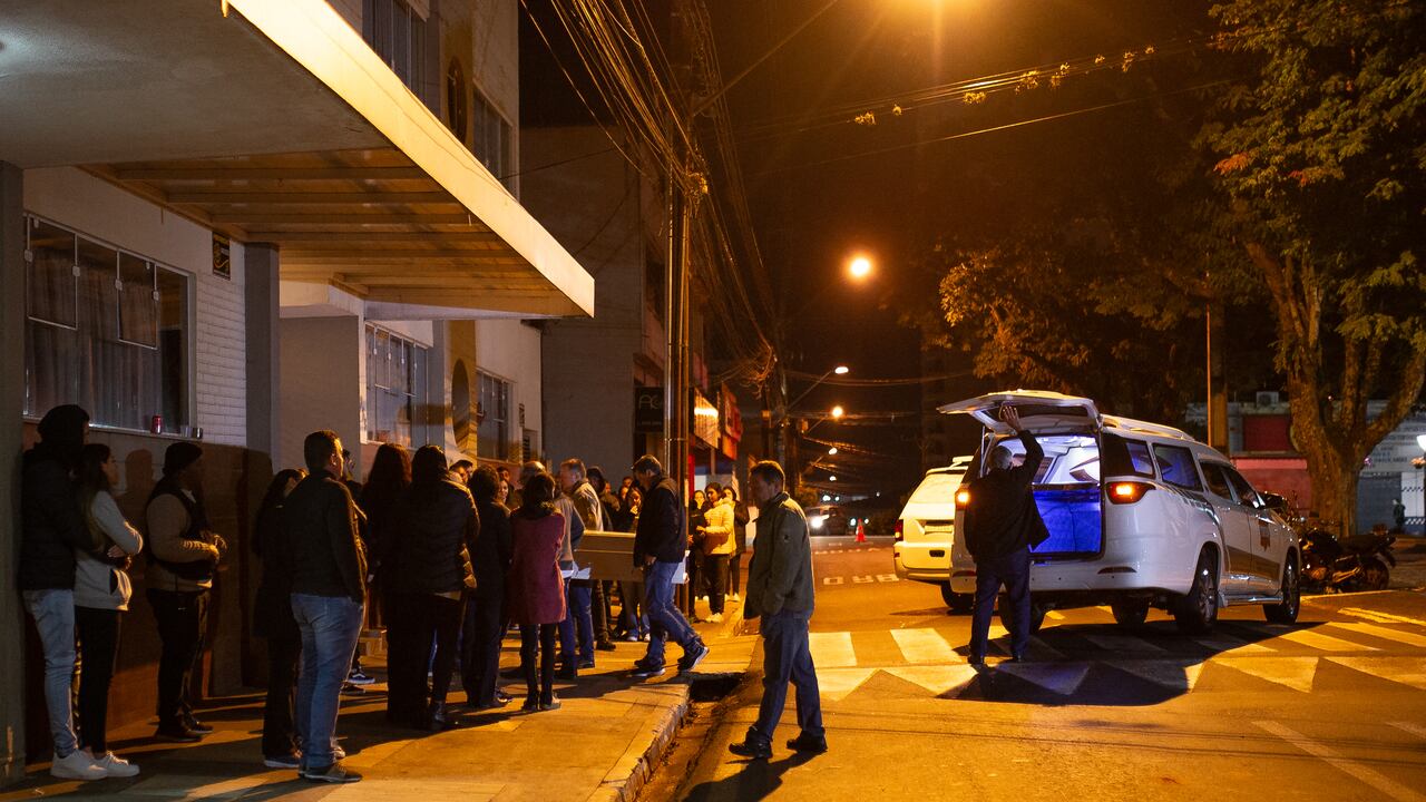 Familiares y amigos de la estudiante asesinada durante un ataque armado contra la Escuela Estatal Professora Helena Kolody asisten a su velorio en Cambe, estado de Paraná, Brasil.