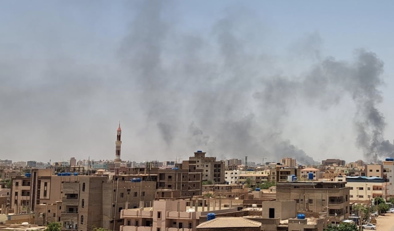 Una panorámica de Sudán muestra una explosión en la capital del país