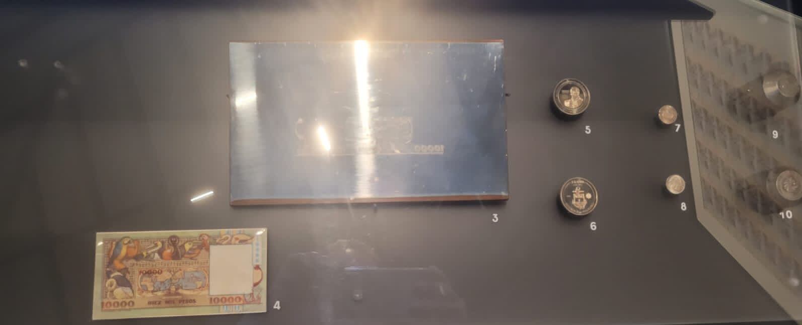 El billete de diez mil pesos colombianos en la parte trasera, expuesto en la Casa de Moneda, en Bogotá