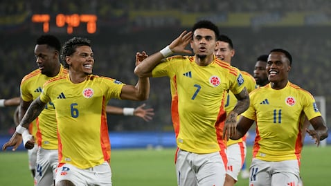Colombia's forward #07 Luis Diaz (2nd-R) celebrates with teammates midfielder #06 Richard Rios and forward #11 Jhon Arias after scoring his team first goal during the 2026 FIFA World Cup South American qualifiers football match between Colombia and Paraguay at the Metropolitano Roberto Melendez stadium in Barranquilla, Colombia, on March 25, 2025. (Photo by Luis ACOSTA / AFP)