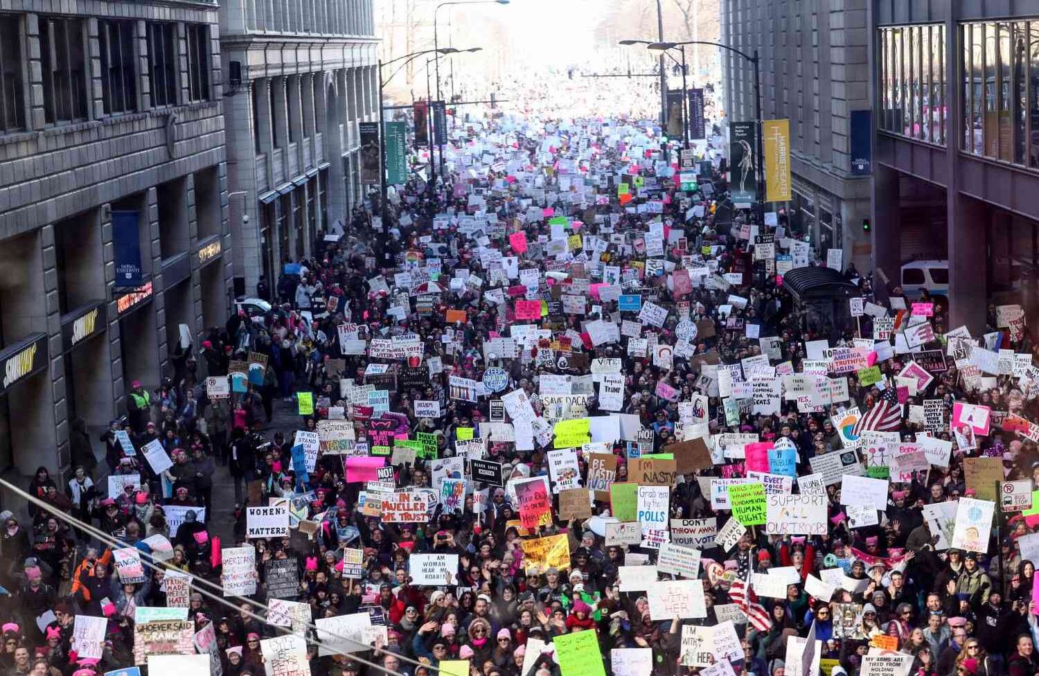 Los manifestantes participan en la Marcha de las Mujeres contra el Presidente de los Estados Unidos Donald J. Trump en Chicago, Estados Unidos el 20 de enero de 2018. (Bilgin S. Sasmaz - Agencia Anadolu).
