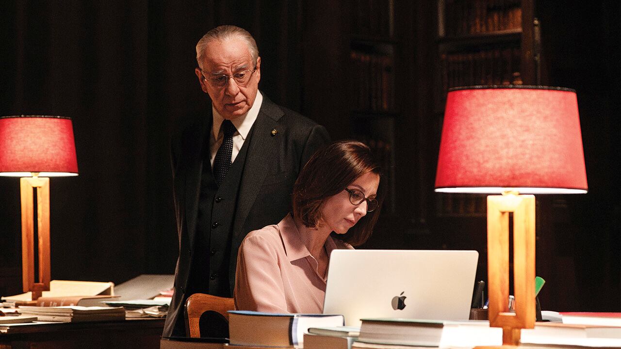 Los diálogos geniales que hay en el centro de esta cinta no le cuestan trabajo. Armar los personajes es otra historia.