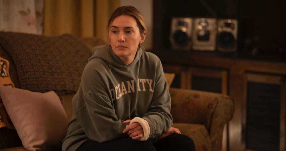 El suspenso, el misterio y la acción se toman 'Mare of Easttown', como también  la pérdida y el duelo por el que una madre debe atravesar.