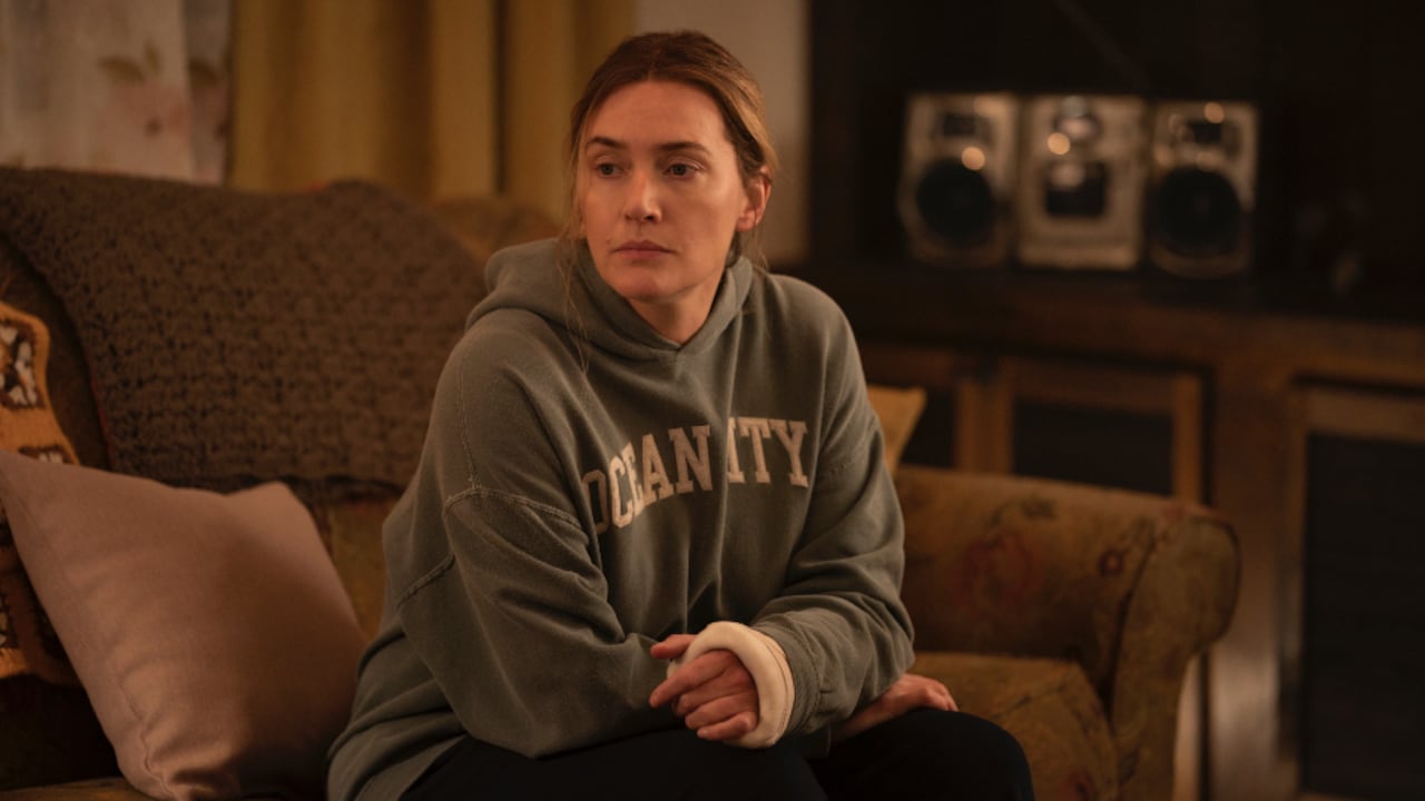 El suspenso, el misterio y la acción se toman 'Mare of Easttown', como también la pérdida y el duelo por el que una madre debe atravesar.