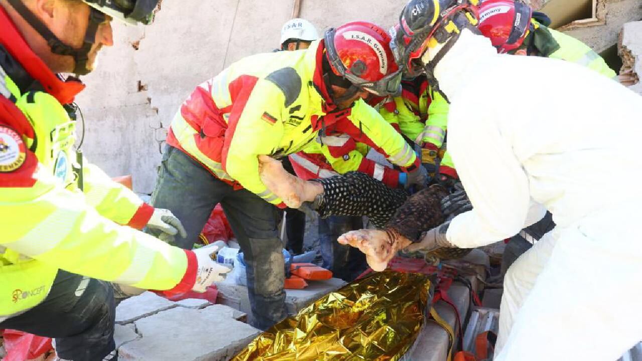 La mujer había quedado sepultada en una vivienda y los socorristas mantuvieron comunicación con ella por un agujero.