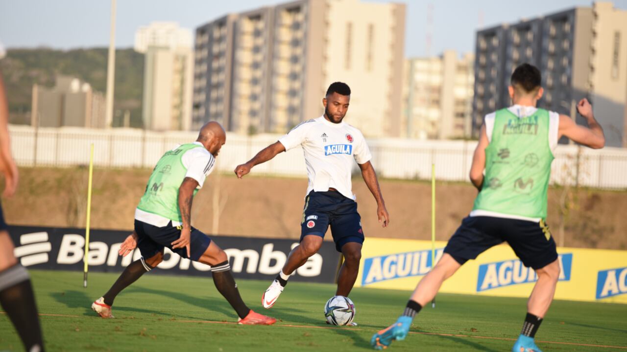 Diez futbolistas hicieron parte de la primera práctica.