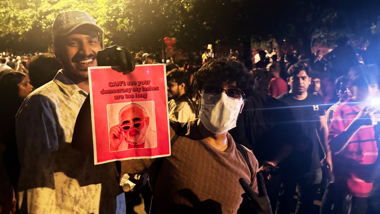Miles de jóvenes se movilizaron en Nueva Delhi para exigir cambios en el sistema educativo y reclamar más oportunidades laborales.
