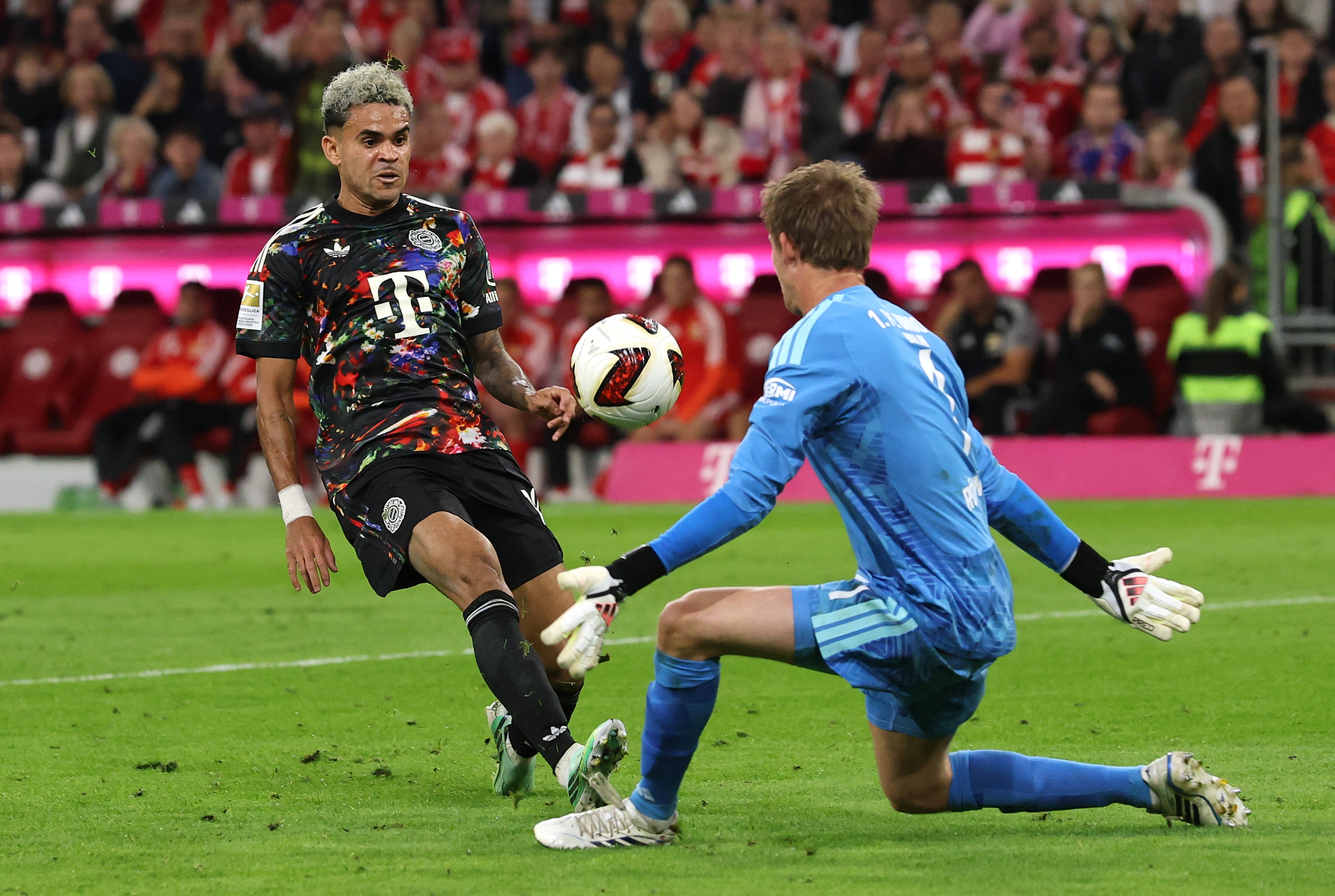 Luis Díaz en una acción manifiesta de gol que fue anulada por fuera de lugar en Bayern Múnich