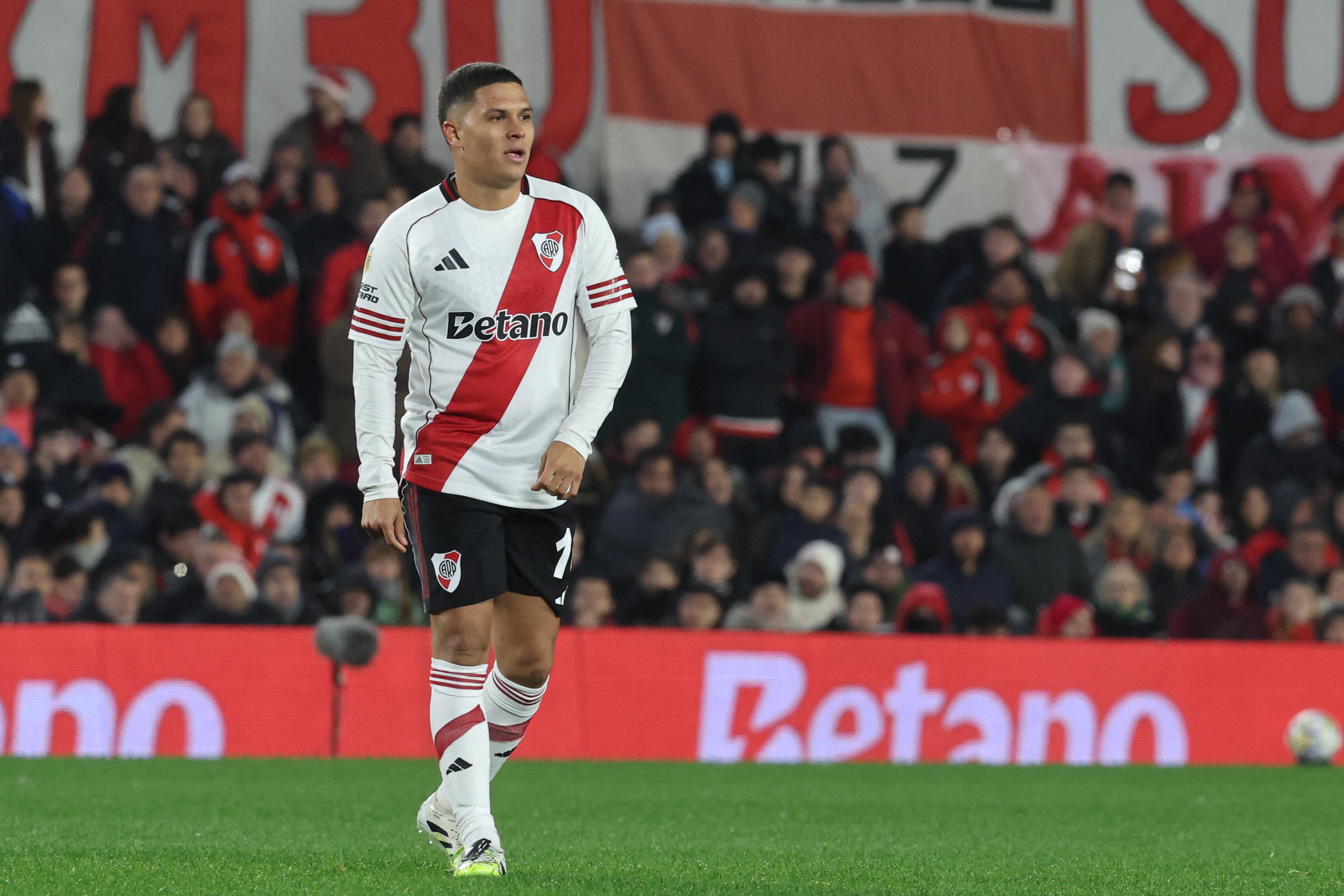 El mediocampista colombiano #10 de River Plate, Juan Fernando Quintero, observa durante el partido del Torneo Clausura 2025 de la Liga Profesional de Fútbol Argentino. (Foto de ALEJANDRO PAGNI / AFP).