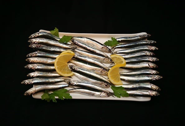 Además de la presencia de hierro, las anchoas aportan zinc y la vitamina B12, que pueden ayudar a aliviar la inflamación del organismo. (Photo by Hakan Burak Altunoz/Anadolu Agency via Getty Images)