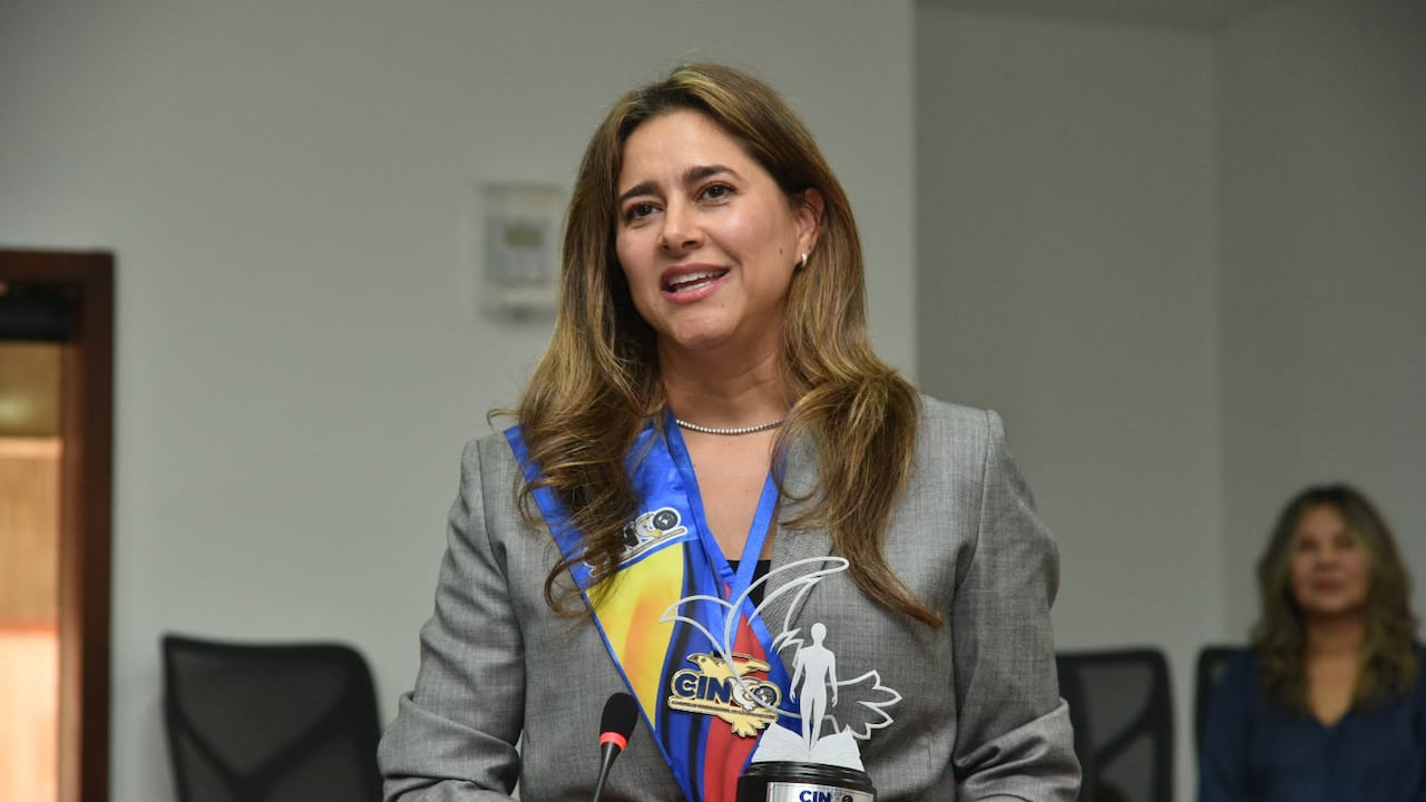 Exprimera dama María Juliana Ruiz es condecorada en el Congreso por su liderazgo social con la juventud.