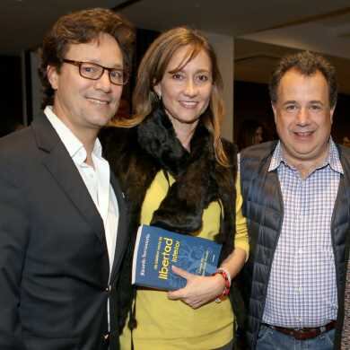 Alejandro Ortiz, Laura Velásquez y Mauricio Santamaría. p Elena Gómez y Patricia de Narváez. 