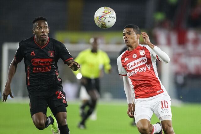 Imagen del duelo entre Santa Fe y América por la Liga colombiana.