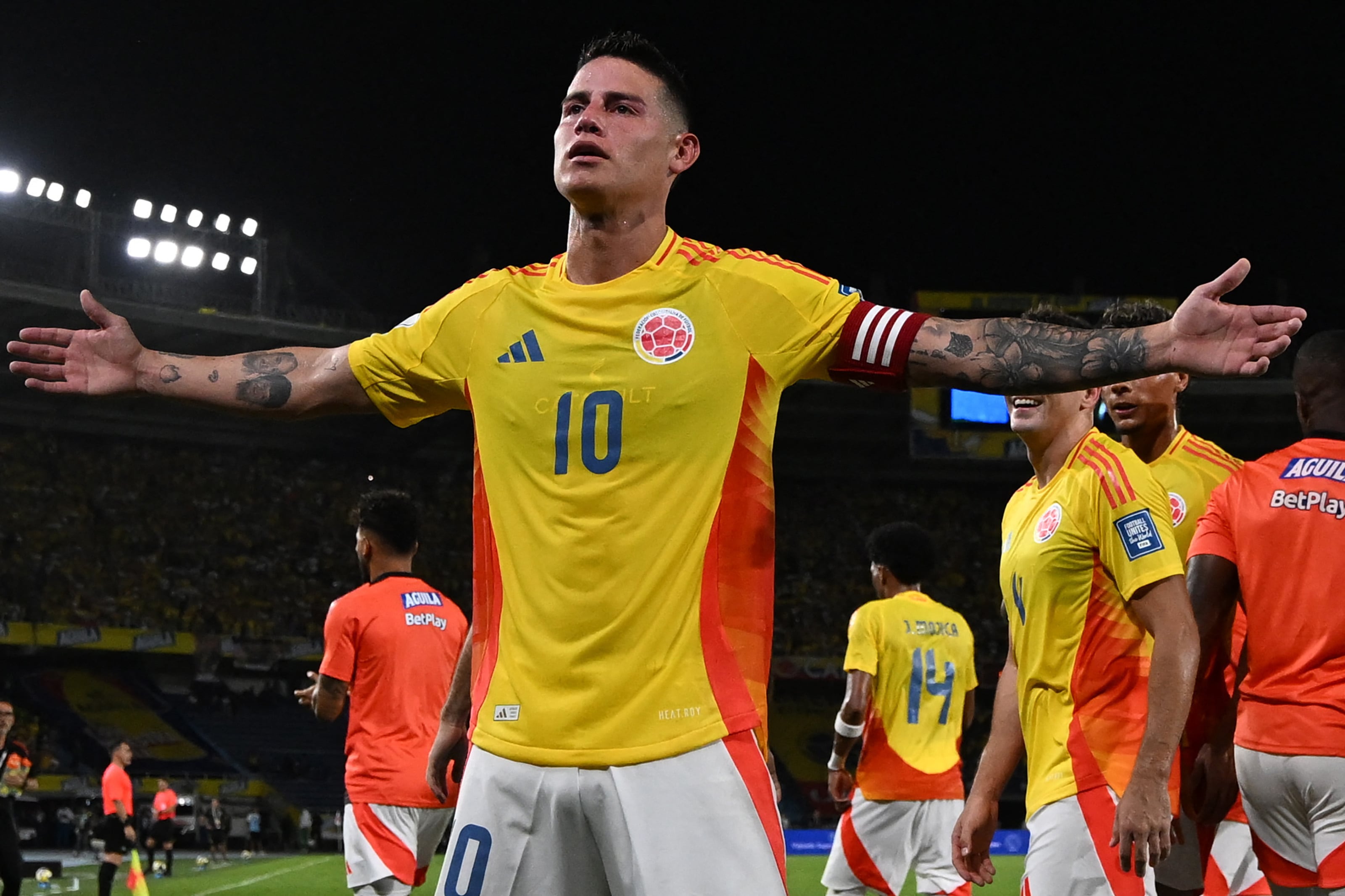 El mediocampista colombiano #10, James Rodríguez, celebra el primer gol de su equipo durante el partido de las eliminatorias sudamericanas al Mundial de la FIFA 2026 entre Colombia y Bolivia en el estadio Metropolitano Roberto Meléndez en Barranquilla, Colombia, el 4 de septiembre de 2025. (Foto de Luis ACOSTA / AFP)