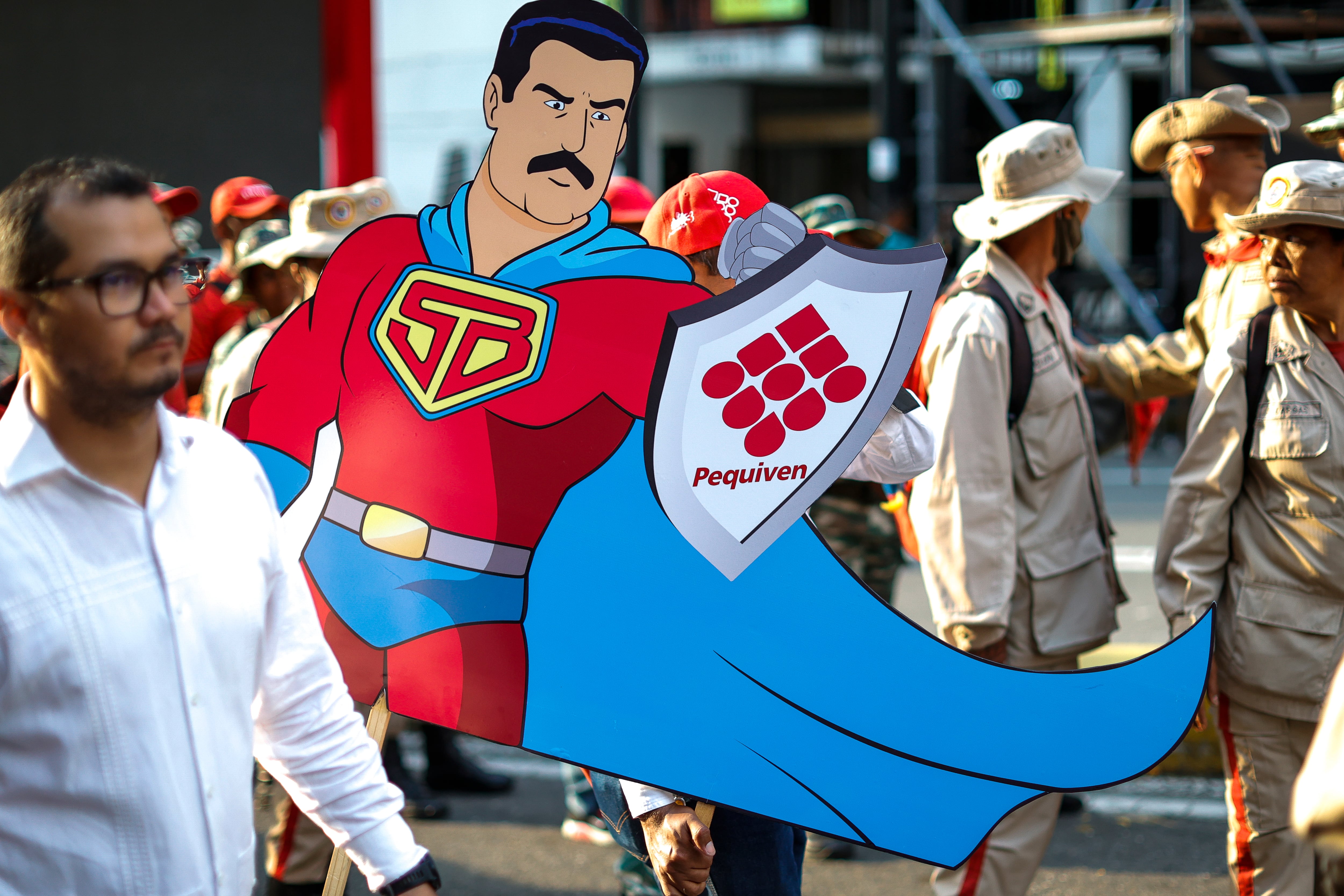 Partidarios progubernamentales muestran una imagen de Súper Bigote, un personaje basado en el presidente Nicolás Maduro, durante un mitin que marca el 21 aniversario del regreso al poder del difunto presidente Hugo Chávez