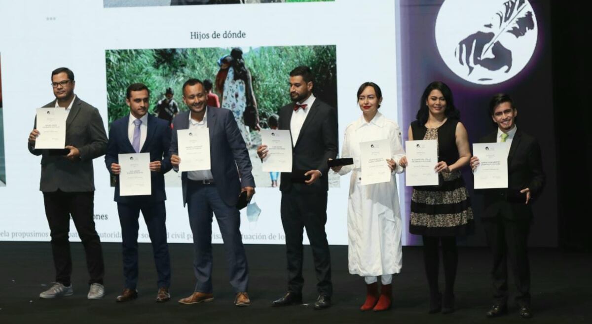 El equipo de Proyecto Migración Venezuela de Revista Semana ganó premio Simón Bolívar en la categoría Reportaje texto, reconocimiento del jurado.