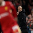 El entrenador español del Manchester City, Pep Guardiola, observa a los jugadores desde la línea de banda durante el partido de fútbol de la Premier League inglesa entre Liverpool y Manchester City en Anfield en Liverpool, noroeste de Inglaterra, el 1 de diciembre de 2024. (Foto de Adrian Dennis / AFP)