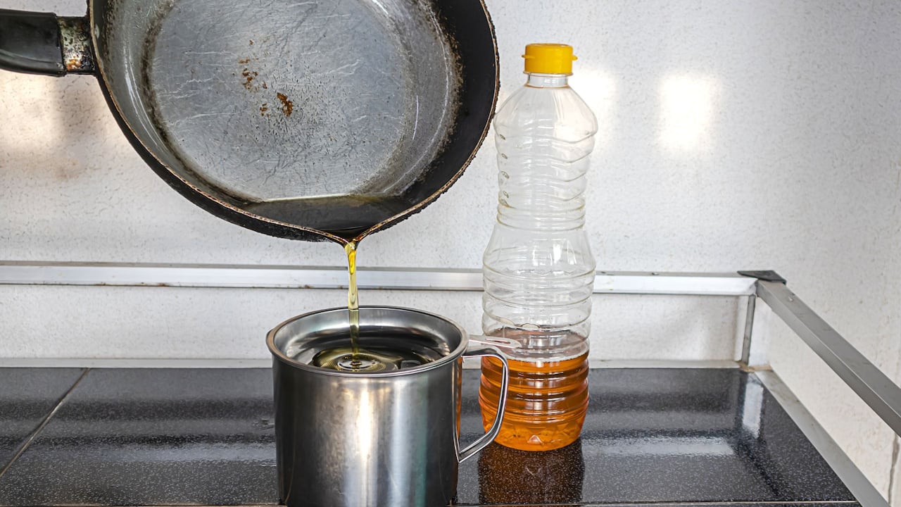 El hábito en la cocina que afecta las tuberías y el medio ambiente sin que muchos lo sepan.