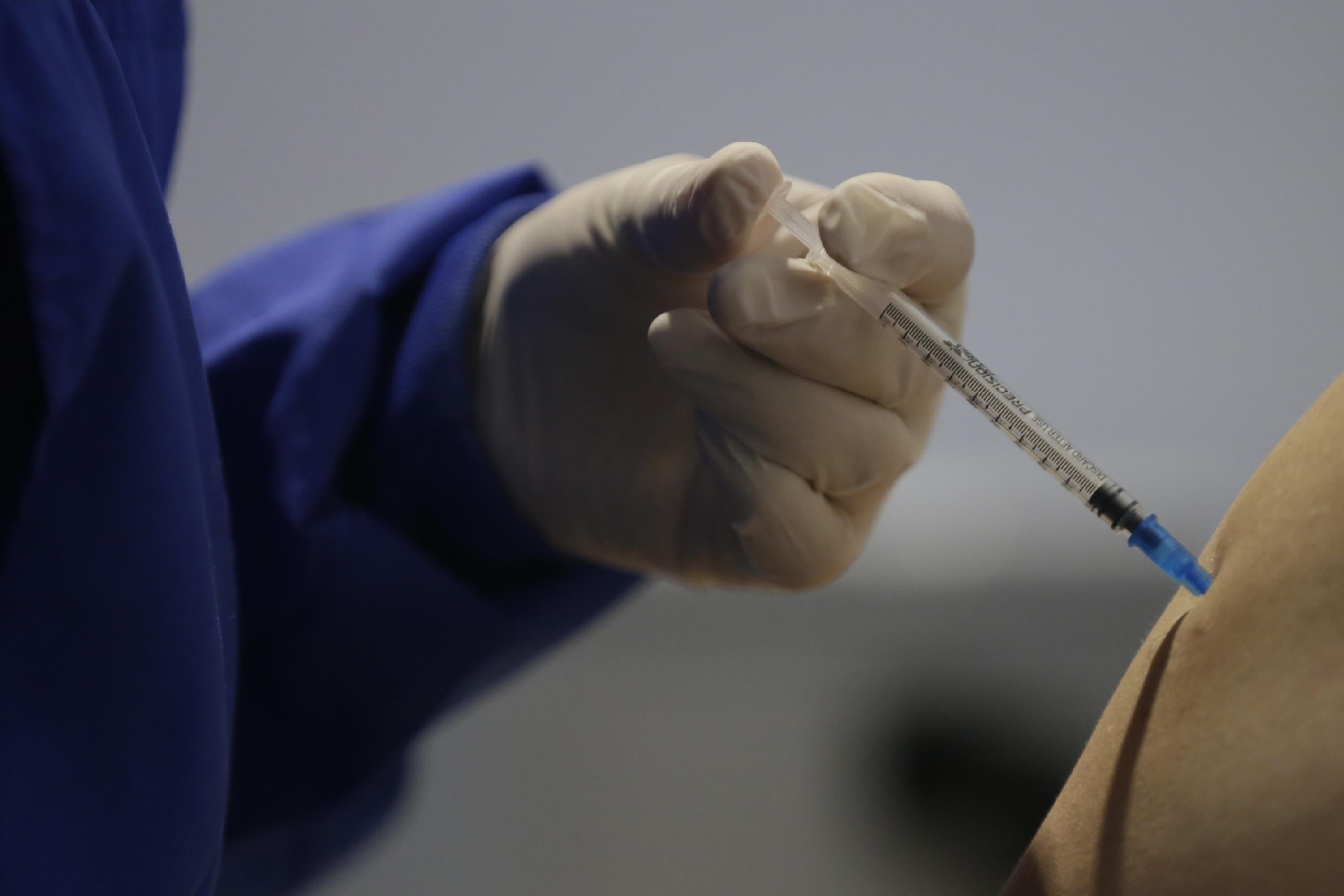 Entre las personas a las que se inoculó una dosis de VLA1553, los efectos adversos más comunes fueron dolor de cabeza (en el 32 % de los casos),  fatiga (29 %), dolor muscular (24 %), dolor articular (18 %) y dolor en  el lugar del pinchazo (13 %).