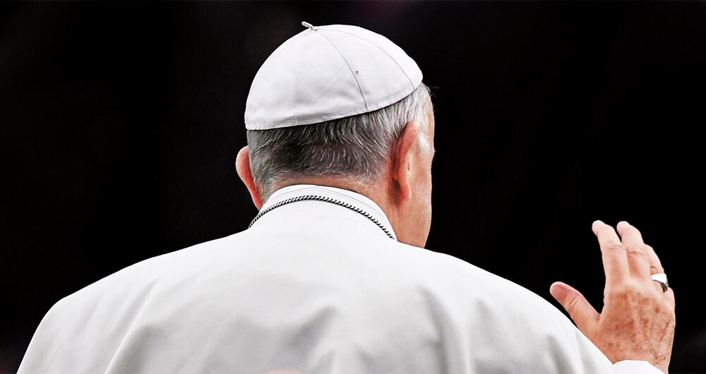 Desde 1271 se determinó que los cardenales elegían al papa y, para evitar influencias externas, deberían estar encerrados. Hubo un cónclave tan largo que tuvieron que destejar el techo de la capilla para que la elección se acelerara. 