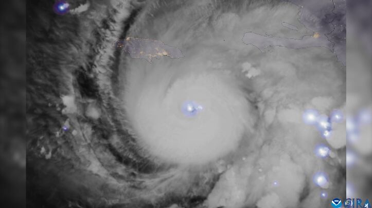 El ojo del huracán Melissa aparece rodeado de relámpagos, señal de la energía descomunal del sistema.