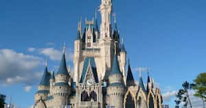 Desde niños hasta los 15 años: En esta etapa hasta que se empieza la adolescencia, se empieza a pensar en cómo los sueños pueden hacerse realidad y cómo el mundo se hace más grande a medida que se crece. Así, lo ideal es considerar lugares que hayan sido anhelados por los pequeños como, por ejemplo, Disney world. Además, esto permite comprender otro concepto: trabajar y ahorrar para lograr los objetivos.