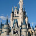 Desde niños hasta los 15 años: En esta etapa hasta que se empieza la adolescencia, se empieza a pensar en cómo los sueños pueden hacerse realidad y cómo el mundo se hace más grande a medida que se crece. Así, lo ideal es considerar lugares que hayan sido anhelados por los pequeños como, por ejemplo, Disney world. Además, esto permite comprender otro concepto: trabajar y ahorrar para lograr los objetivos.