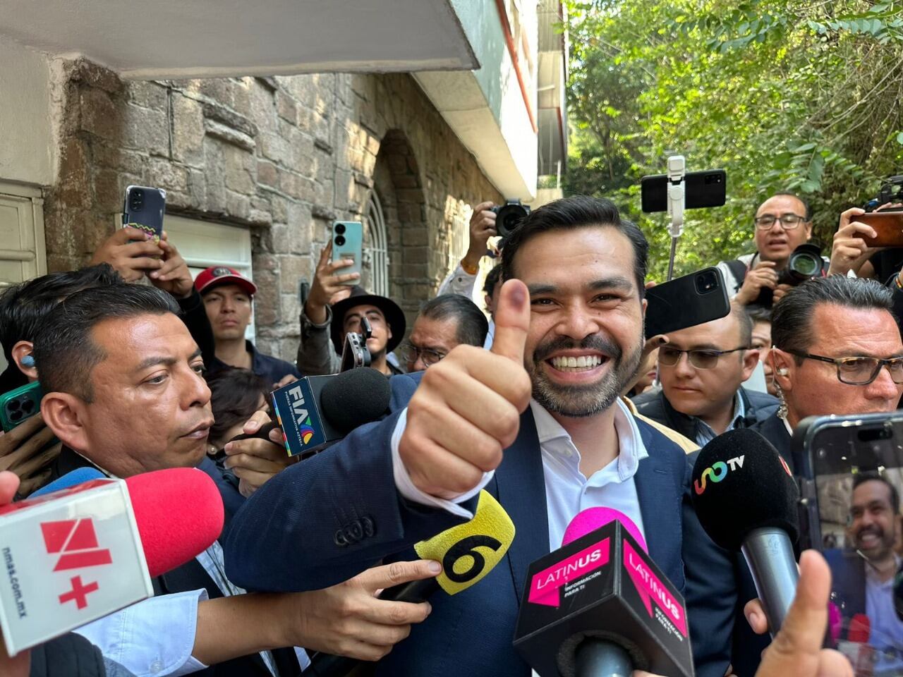 El candidato presumió su dedo marcado con tinta, tras llevar a cabo su votación.