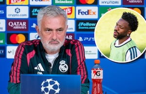 José Mourinho (izq.) volvió a hablar sobre Vinícius Júnior (der.).