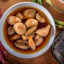 Pickled Garlic close upA pesar de sus múltiples nutrientes, estos ingredientes no constituyen una cura para el cáncer, la diabetes o trastornos circulatorios.