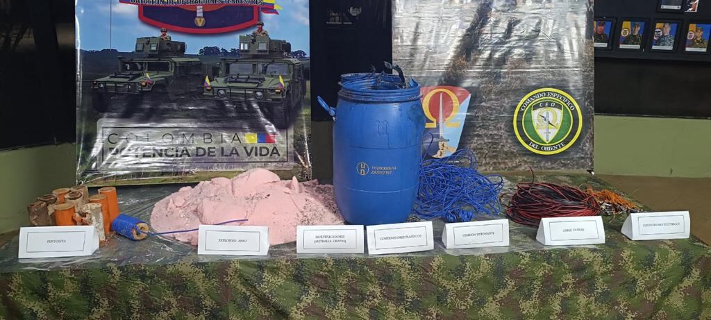 contaban con sistema de activación por cable de mando y contenían al parecer alrededor de 40 kilogramos de Anfo y 10 cargas de pentolita, cada una de 450 gramos aproximadamente; además de cordón detonante y detonadores eléctricos improvisados.