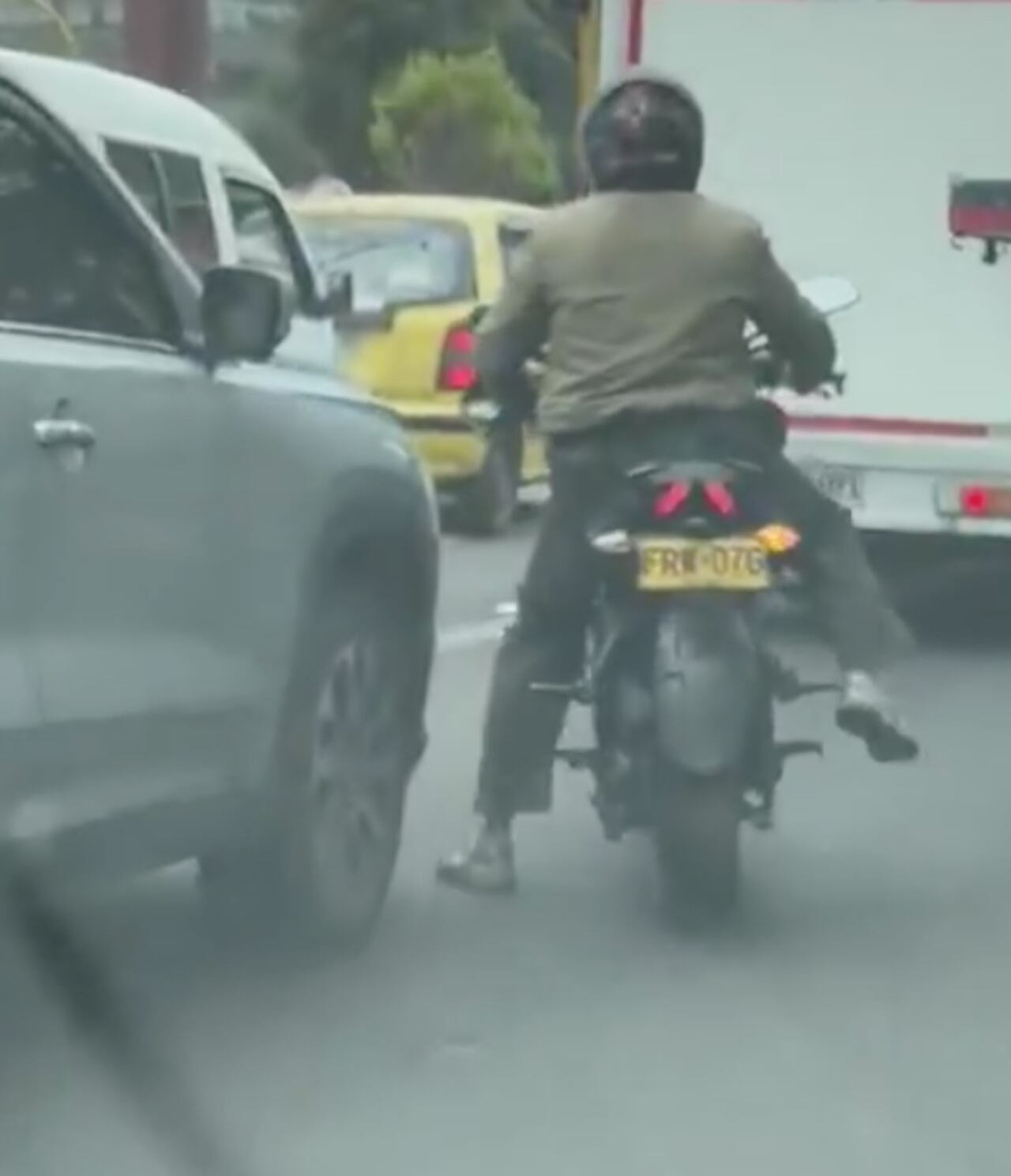 Conductores captaron a un pinchallantas instalando puntillas en Bogotá.