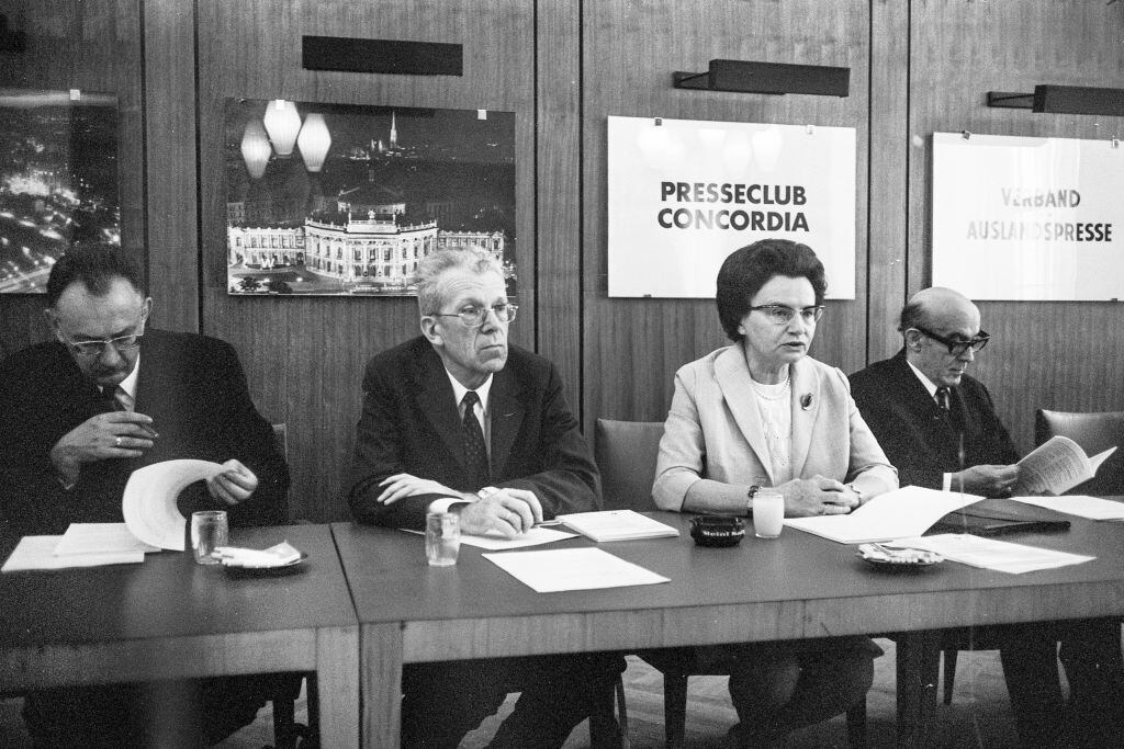 El psiquiatra Hans Strotzka; el pediatra Hans Asperger y la concejala vienesa de Bienestar Social, Maria Jacobi, en una rueda de prensa sobre el tema > Problemas de la educación en casa < Club de prensa Concordia. Viena. 14 de junio de 1972. (Foto de Votava/brandstaetter images vía Getty Images)