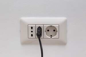 Uno de los principales riesgos asociados a enchufes defectuosos o mal instalados son los cortocircuitos y las sobrecargas eléctricas.