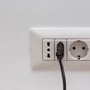 Uno de los principales riesgos asociados a enchufes defectuosos o mal instalados son los cortocircuitos y las sobrecargas eléctricas.