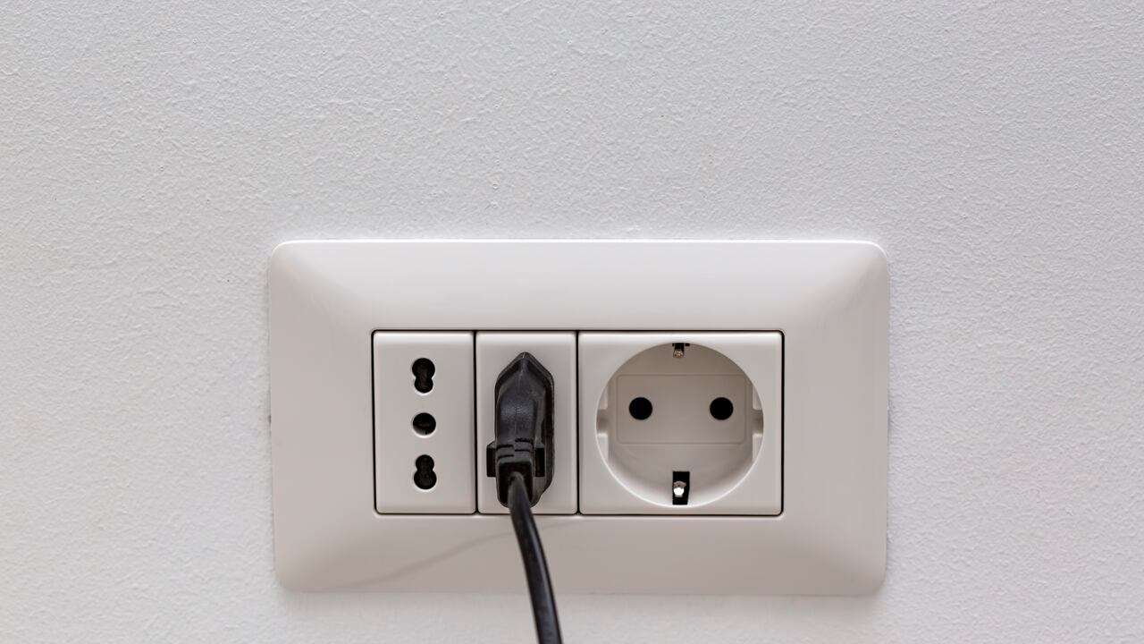 Uno de los principales riesgos asociados a enchufes defectuosos o mal instalados son los cortocircuitos y las sobrecargas eléctricas.