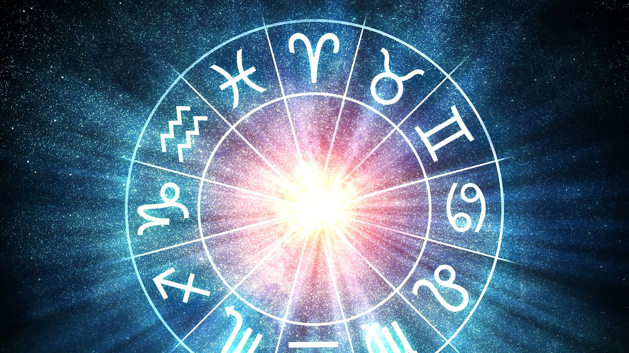 A través de la astrología se hace la interpretación del horóscopo