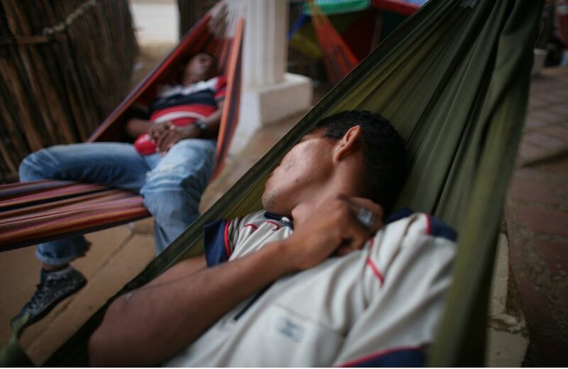 «Si no volvemos a dormir, mejor -decía José Arcadio Buendía, de buen humor-. Así nos rendirá más la vida.» Pero la india les explicó que lo más temible de la enfermedad del insomnio no era la imposibilidad de dormir, pues el cuerpo no sentía cansancio alguno, sino su inexorable evolución hacia una manifestación más crítica: el olvido.” (“Cien Años de Soledad”) - Vendedores ambulantes duermen en el amanecer en Uribia, Guajira durante el festival de la nación Wayuu, Viernes, Mayo 22, 2009.