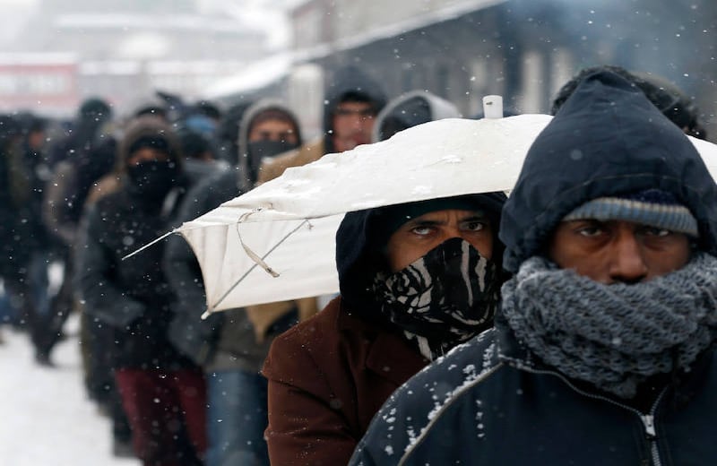 Muchos no conocen la nieve y la mayoría no tiene ropa ni calzado adecuados para resistir temperaturas de 5 grados bajo cero.  Foto: Darko Vojinovic / AP
