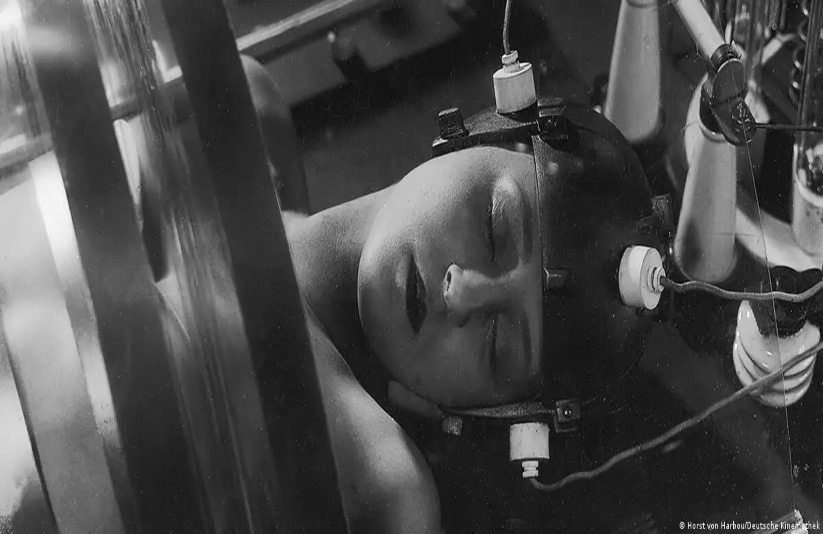 Escena de "Metrópolis", de Fritz Lang: María se transforma en una humanoide. Imagen: Horst von Harbou/Deutsche Kinemathek