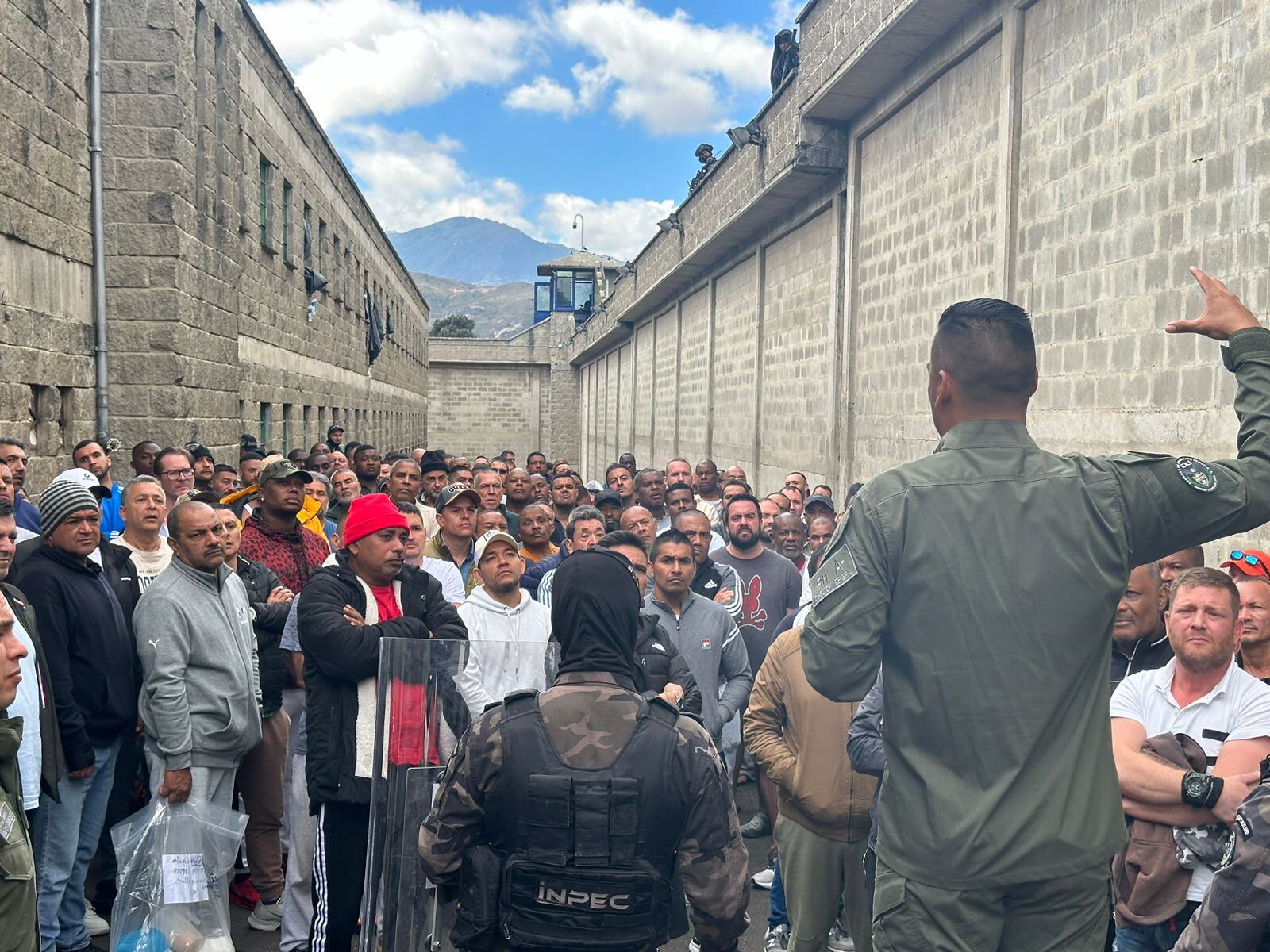 Extraditables en La Picota convirtieron un dispensador de agua en una particular caleta para celulares
