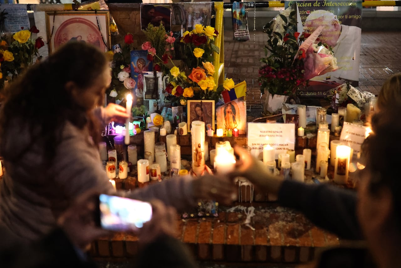 SANTO ROSARIO POR LA SALUD DE MIGUEL URIBE TURBAY, EN LA FUNDACIÓN SANTA FE.
FUNDACIÓN SOLIDARIDAD POR COLOMBIA.