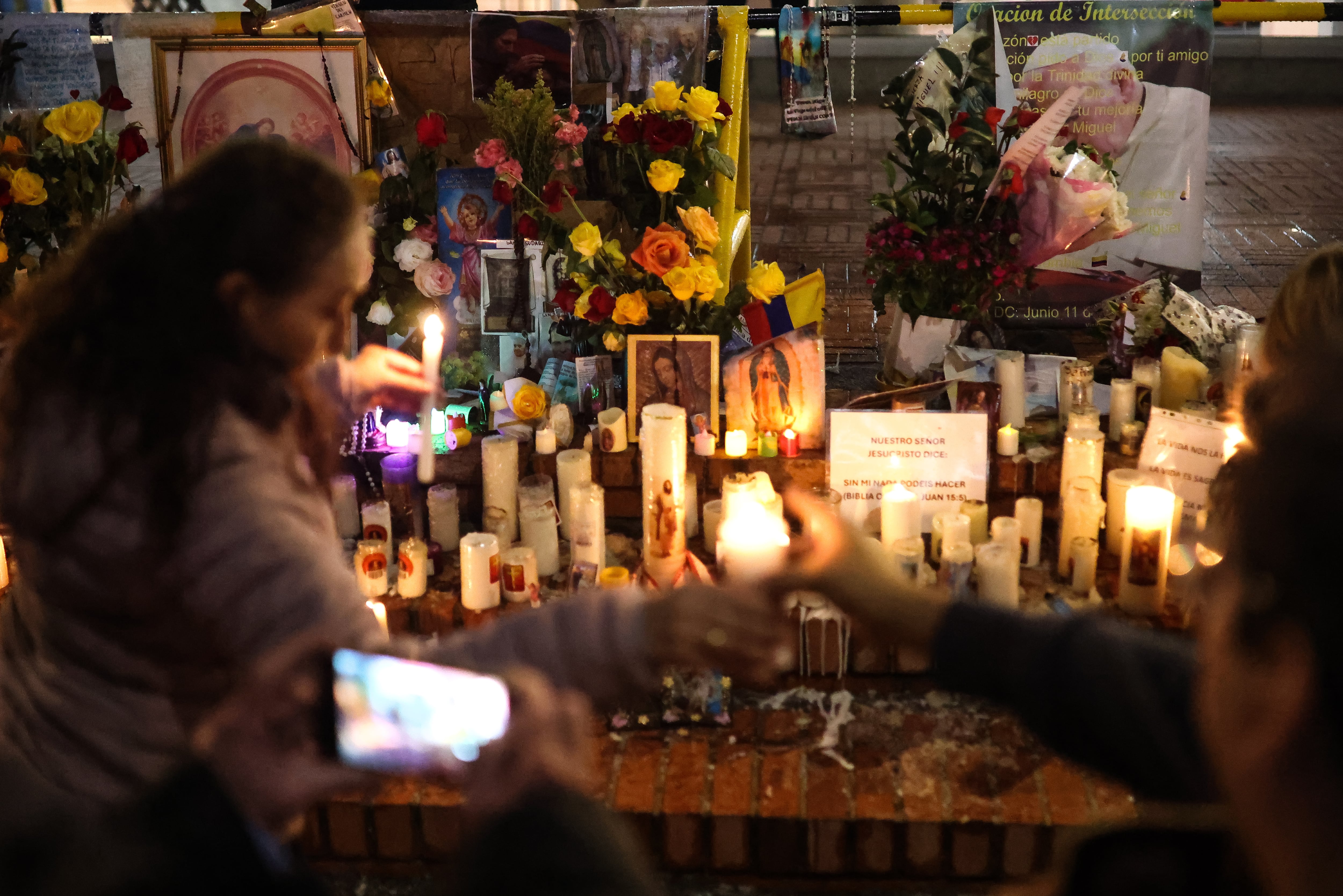 SANTO ROSARIO POR LA SALUD DE MIGUEL URIBE TURBAY, EN LA FUNDACIÓN SANTA FE.
FUNDACIÓN SOLIDARIDAD POR COLOMBIA.