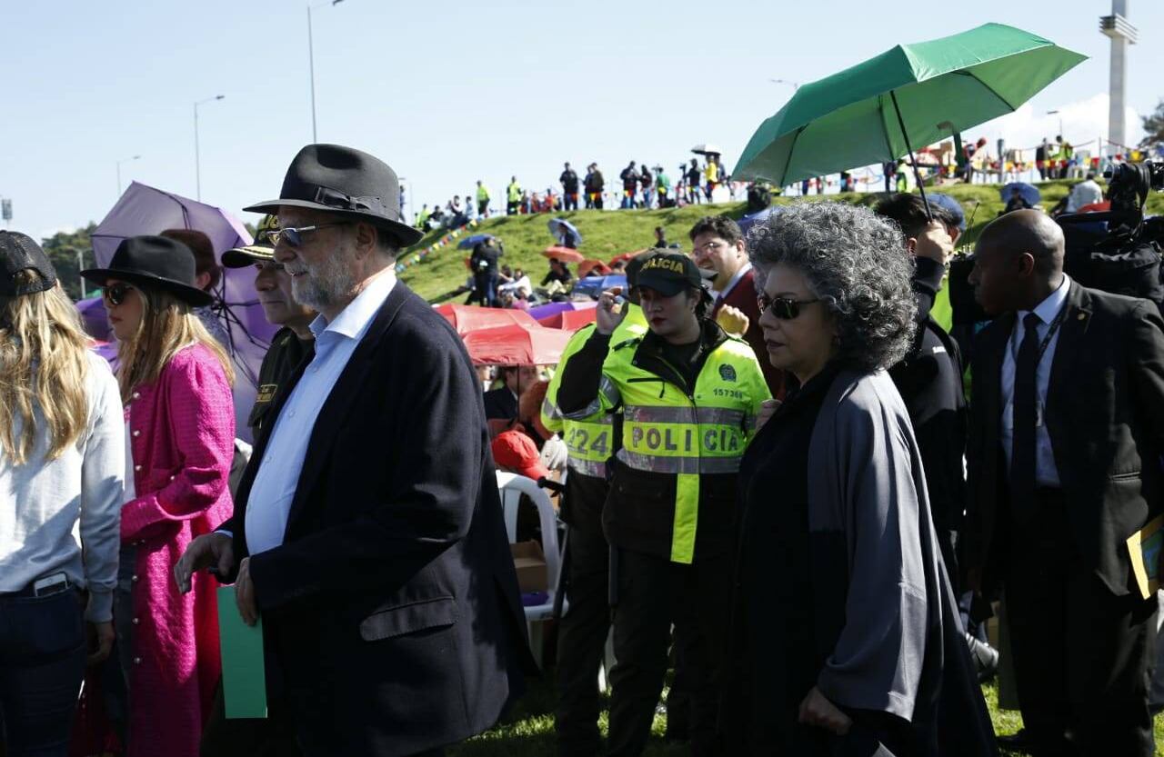 La escultora Doris Salcedo hizo presencia en la posesión de la alcaldesa para manifestarle su apoyo. Foto: Guillermo Torres.